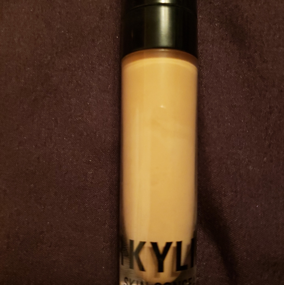 Kylie cosmetic concealer *sand*